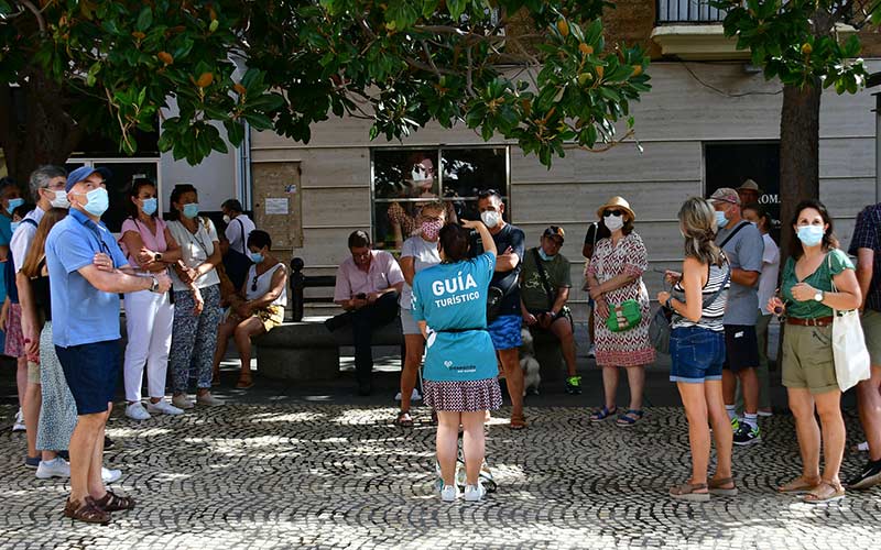 Un grupo de turistas con su guía / FOTO: Eulogio García