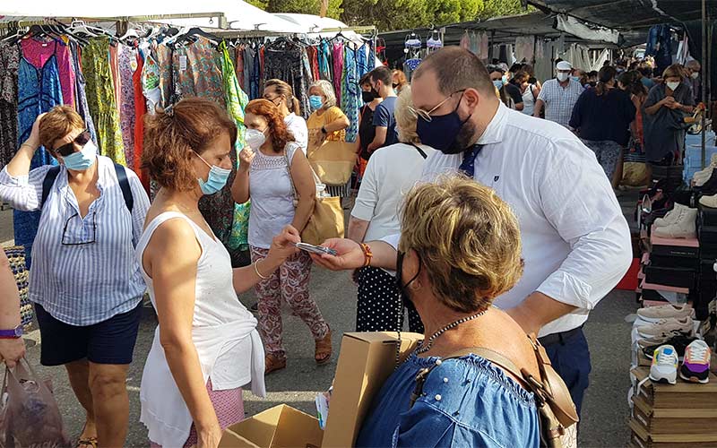 Bello repartiendo mascarillas en el mercadillo meses atrás / FOTO: Ayto.