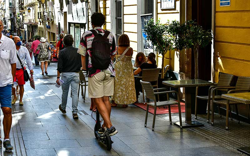 Circulando por una vía peatonal del centro / FOTO: Eulogio García