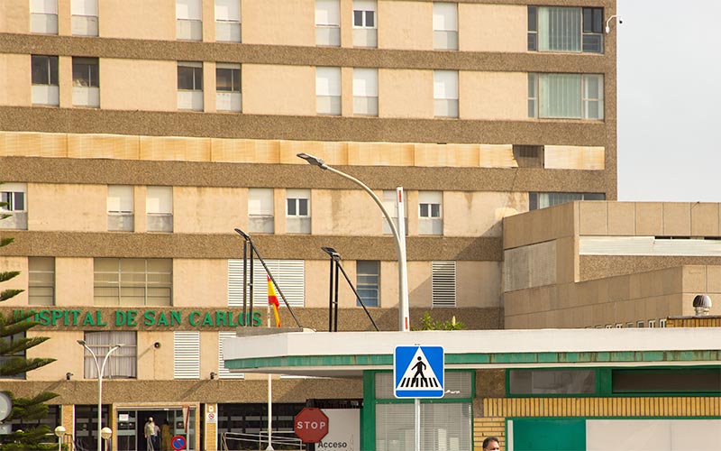 Detalle de la fachada del hospital isleño