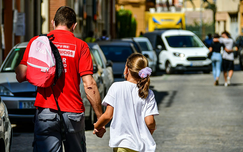 Padre llevando a su hija al cole / FOTO: Eulogio García