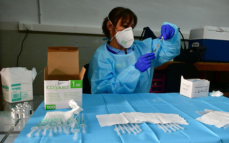 Enfermera manejando vacunas Covid / FOTO: Eulogio García