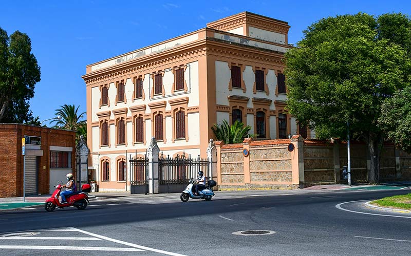 Entrada a los antiguos depósitos de tabacos, cedidos en parte / FOTO: Eulogio García