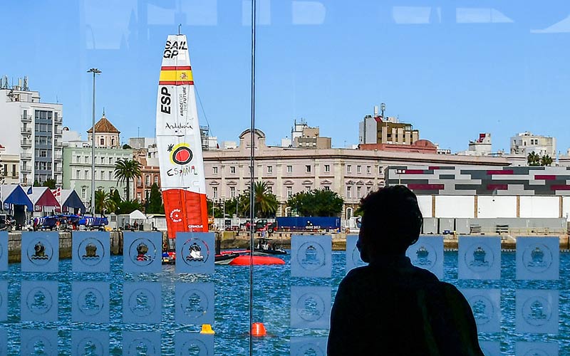 Observando la logística montada en el muelle en 2021 / FOTO: Eulogio García