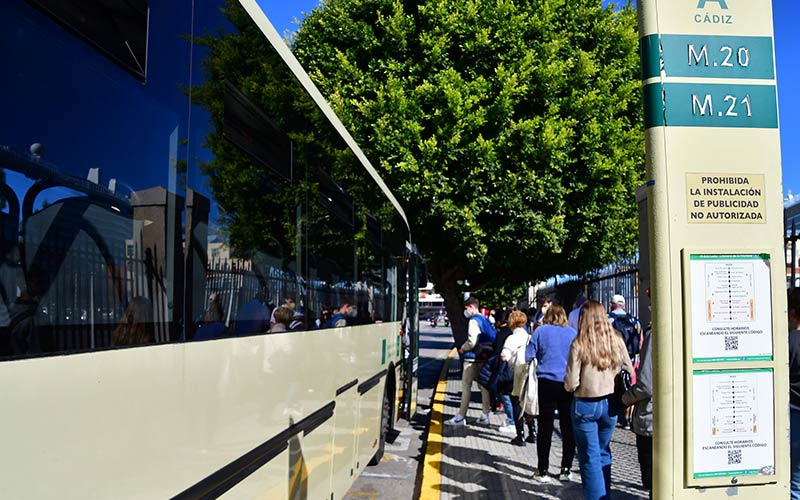 Subiendo al bus / FOTO: Eulogio García