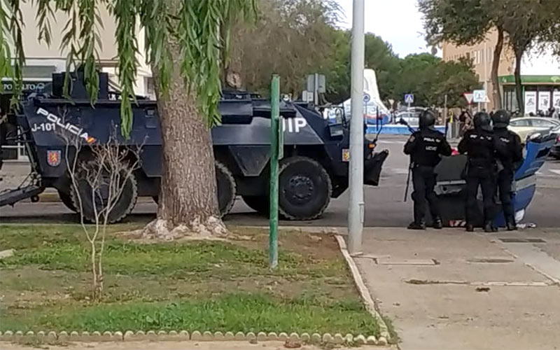 Antidisturbios parapetados junto a la tanqueta en el Río / FOTO: cedida