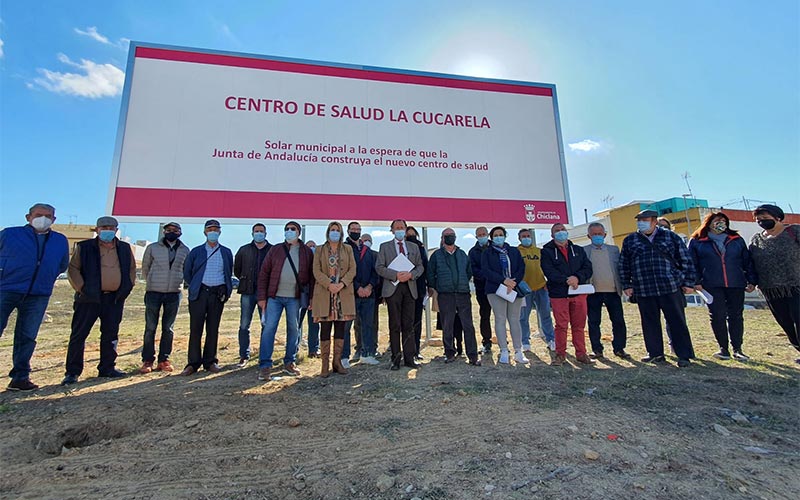 Políticos y vecinos escenificando la exigencia del cuarto ambulatorio, meses atrás / FOTO: Ayto.