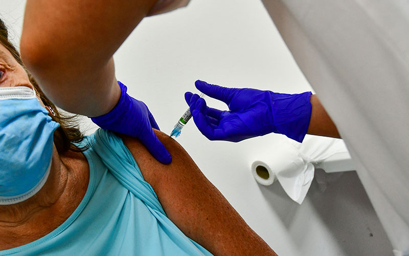 Vacunando a una persona mayor / FOTO: Eulogio García
