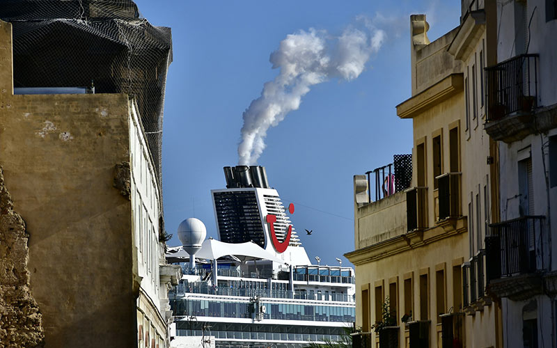 Crucero atracado en el muelle con los motores encendidos / FOTO: Eulogio García