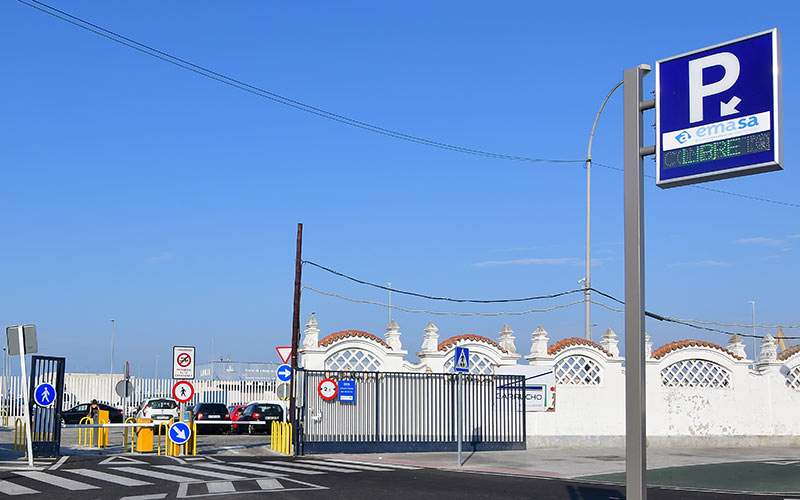 Uno de los parking de Emasa junto al muelle pesquero / FOTO: Eulogio García