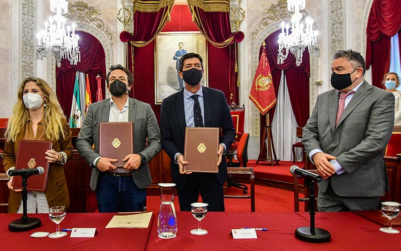 El alcalde y el entonces consejero en la firma del convenio en diciembre / FOTO: Eulogio García