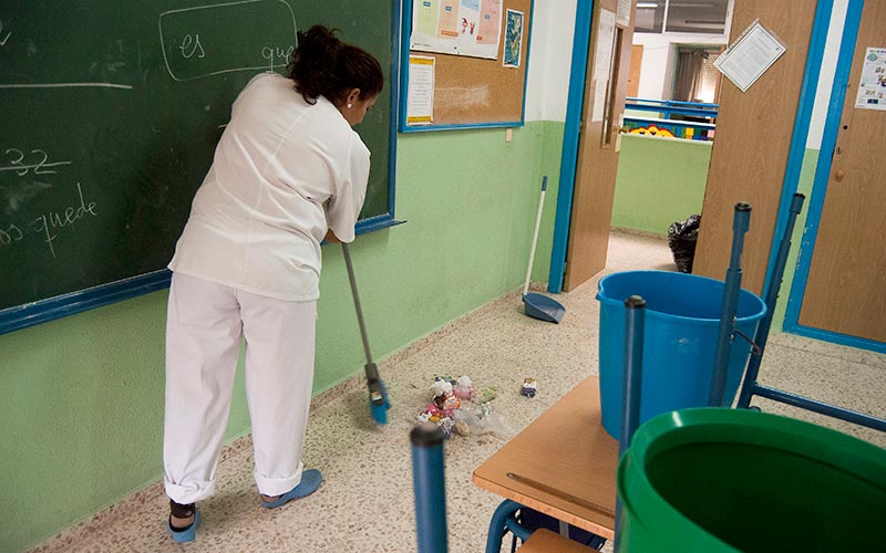 La limpieza de colegios está en manos de una empresa privada / FOTO: de archivo