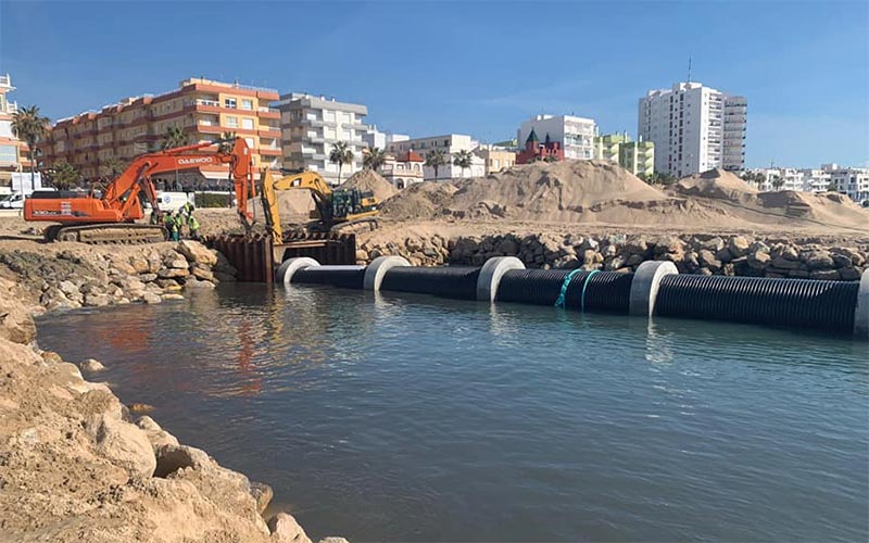 Un momento de los trabajos de colocación del gran tubo, meses atrás / FOTO: Ayto.