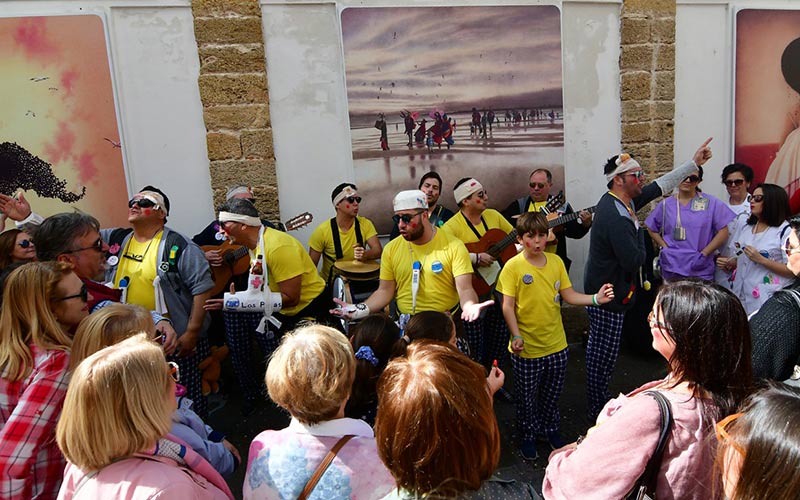 El carnaval “callejero, autónomo y libre” de Cádiz ‘convive’ con una campaña que recuerda el uso de las mascarillas y un refuerzo policial