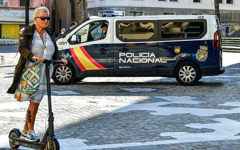 Furgón policial de patrulla por el centro / FOTO: Eulogio García