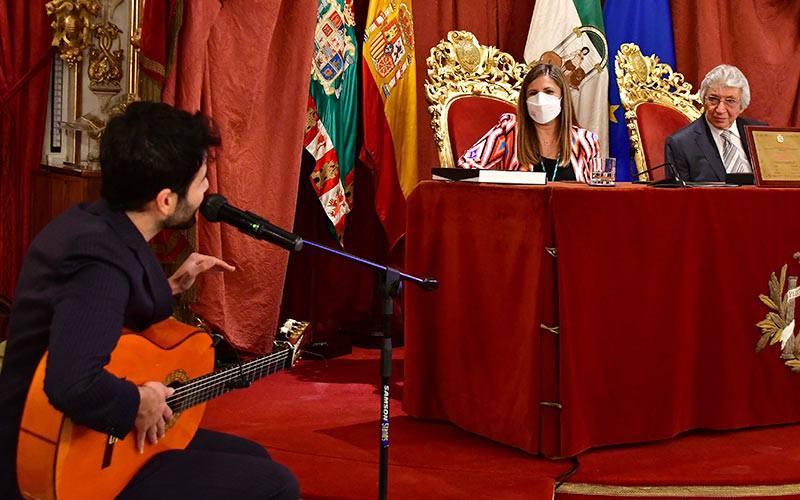 Manuel Alejandro, hijo predilecto de Jerez, Cádiz y Andalucía por su “talento cultural” y un legado “banda sonora de varias generaciones”