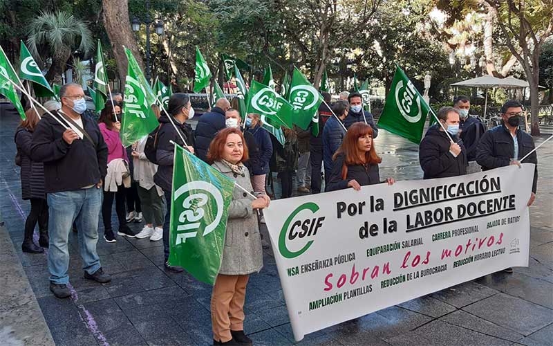 Una pasada concentración de CSIF en defensa del docente / FOTO: CSIF