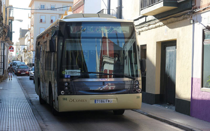 Bus urbano circulando por el centro de la Villa / FOTO: Ayto.