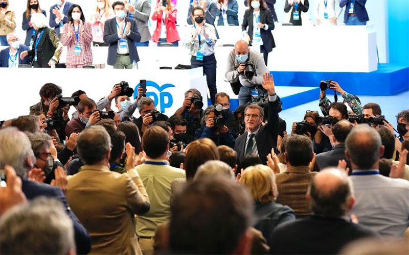 Núñez Feijóo saludando a los suyos tras conocer el resultado de la votación ( FOTO: PP