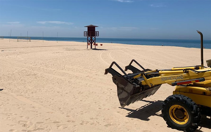 Máquinas removiendo la arena tras el invierno / FOTO: Ayto. de Cádiz