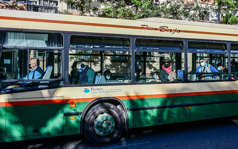 Autobús urbano saliendo de la plaza de España / FOTO: Eulogio García