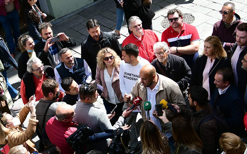 Belgrano atendiendo a los periodistas entre sus apoyos y curiosos / FOTO: Eulogio García