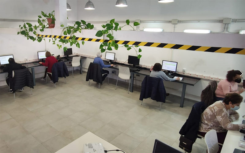 Sala de acceso público a internet en el centro cívico de la Bazán