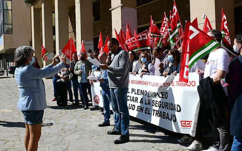 Leyendo el manifiesto en la concentración de Cádiz / FOTO: Eulogio García