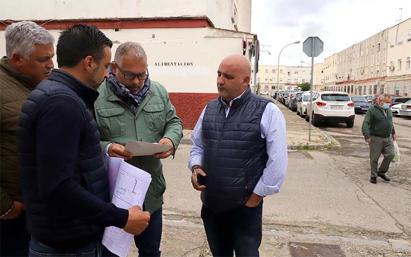 El edil de Urbanismo visita la barriada junto a vecinos y técnicos de Aquajerez / FOTO: Ayto.