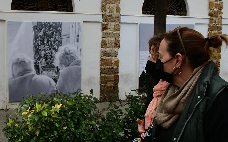 Exposición sobre Semana Santa en los muros de la plaza / FOTO: Eulogio García