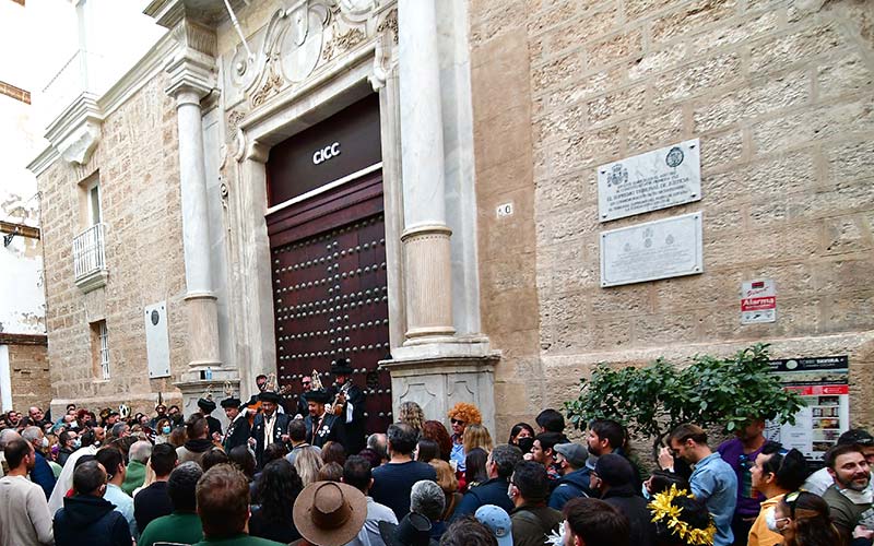 A las puertas del futuro Museo durante el pasado carnaval no oficial / FOTO: Eulogio García