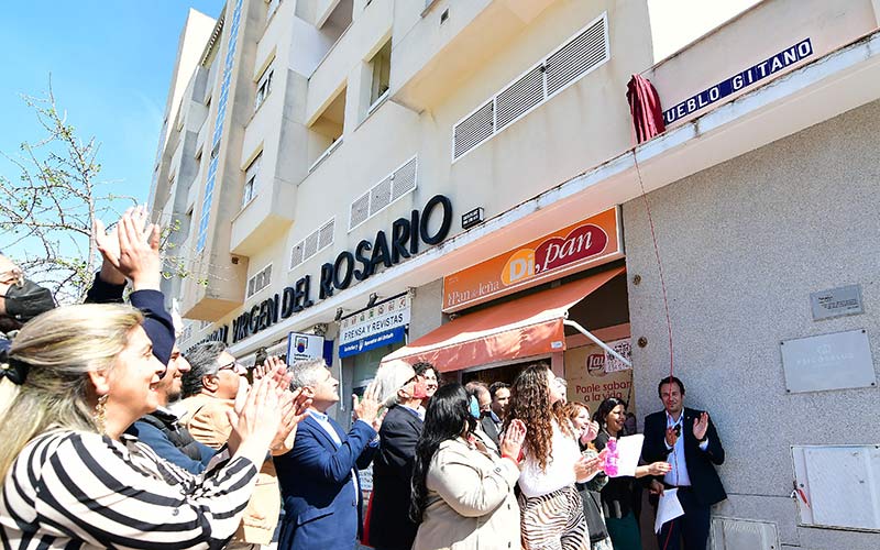 Desvelando el nuevo rótulo / FOTO: Eulogio García