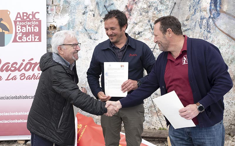 El alcalde ha presidido la firma en plena salinas / FOTO: Ayto.