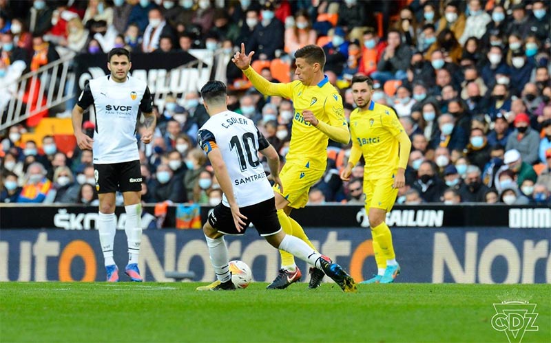 Alcaraz mandando en el centro del campo / FOTO: Cádiz CF