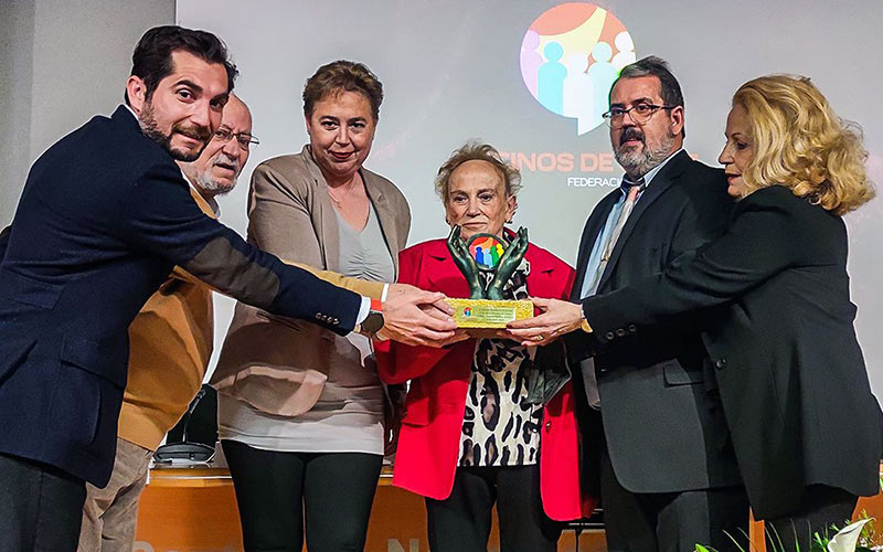 Molina y representantes vecinales con el premio