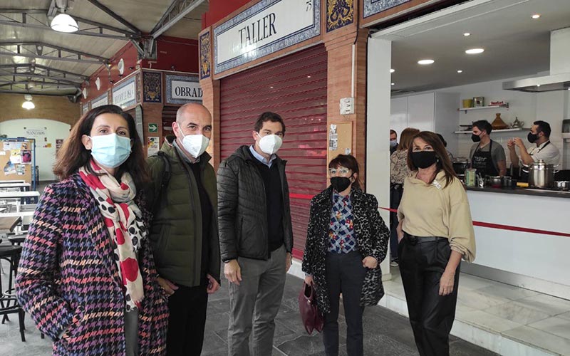 Posado en uno de los mercados sevillanos visitados / FOTO: Ayto. de Cádiz