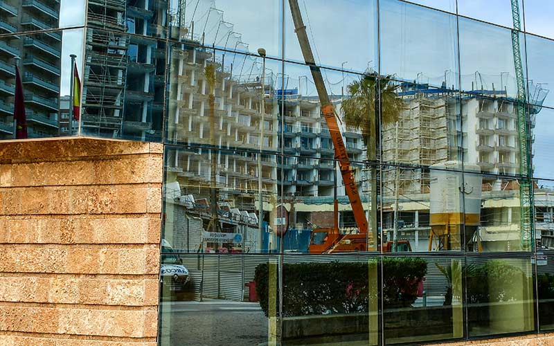 Las obras reflejadas en el contiguo hotel Playa / FOTO: Eulogio García (de archivo)