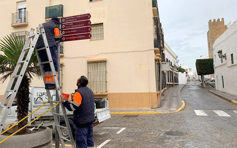 Operarios colocando los nuevos dispositivos / FOTO: Ayto. de Rota