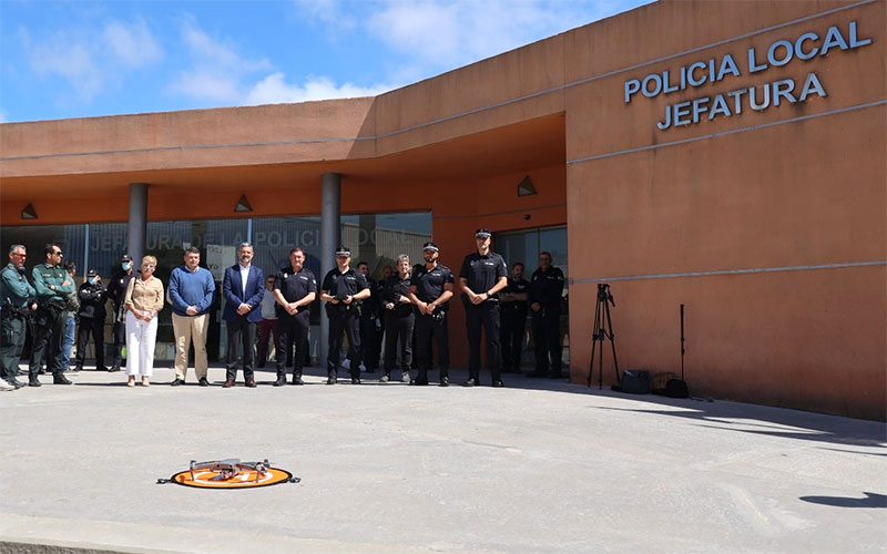 Presentando el flamante dron a las puertas de la Jefatura / FOTO: Ayto.