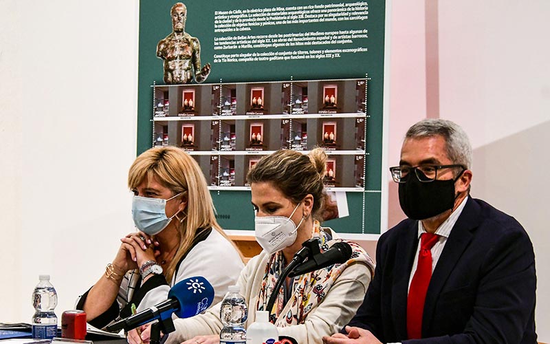 Presentando el sello en el propio Museo de la plaza Mina / FOTO: Eulogio García