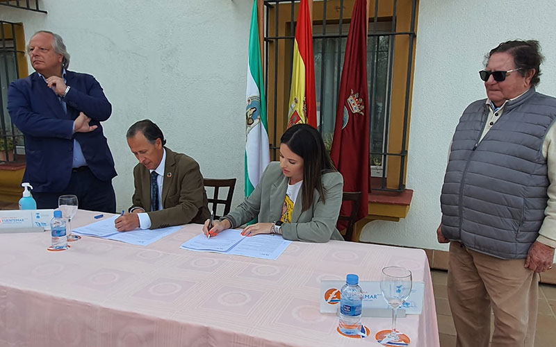 Firmando la cesión en precario del hotel todavía municipal / FOTO: Ayto.