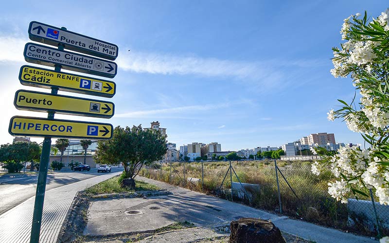 Señal indicando que el hospital no se ve en el solar de la derecha / FOTO: Eulogio García