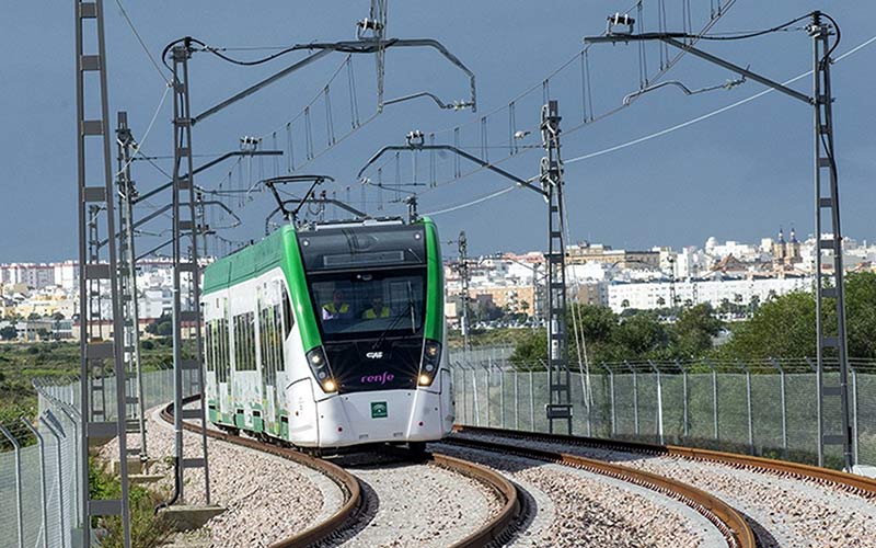 El tranvía en pruebas a su paso por Tres Caminos / FOTO: Junta