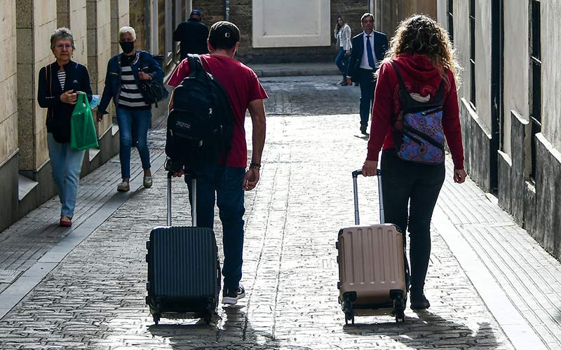 Turistas en la capital volviendo a casa / FOTO: Eulogio García