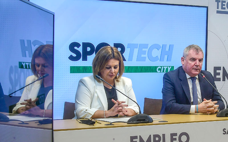 La alcaldesa en la sala de prensa del Cádiz CF / FOTO: Eulogio García