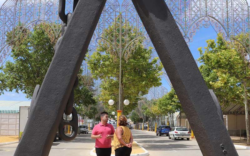 Alcaldesa y concejal de Fiestas supervisan los últimos detalles / FOTO: Ayto.