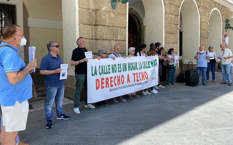 Un momento de la concentración bajo el Ayuntamiento / FOTO: Apdha