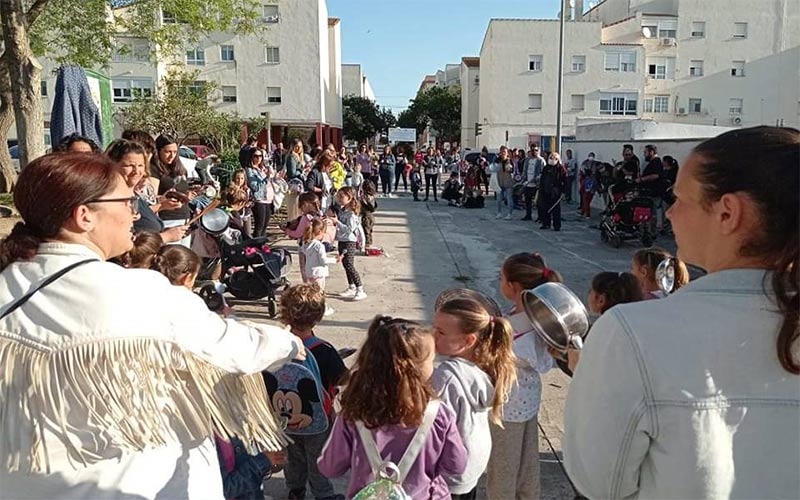 Una de las caceroladas organizada por la comunidad educativa del centro