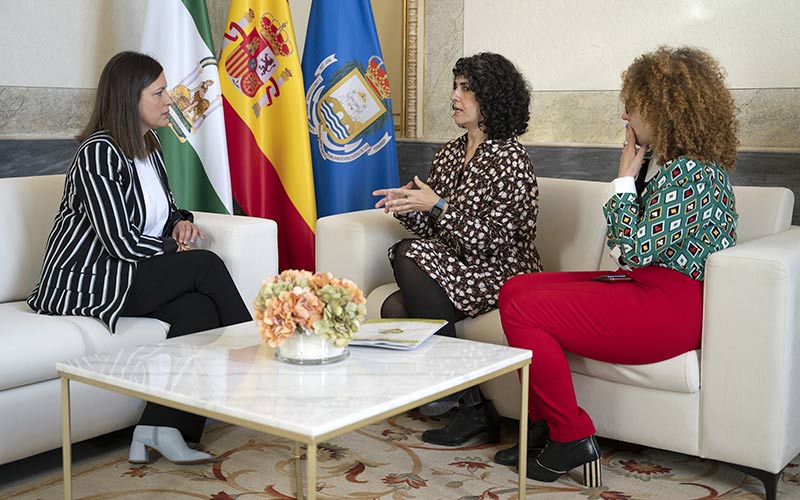 La alcaldesa escucha a las representantes del Colegio de Periodistas / FOTO: Ayto.