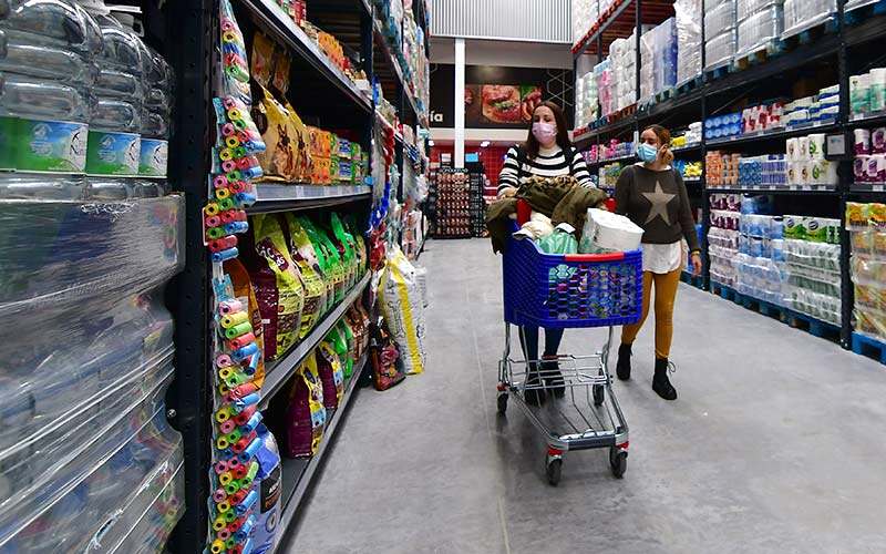 Con el carro lleno en un supermercado de la capital / FOTO: Eulogio García